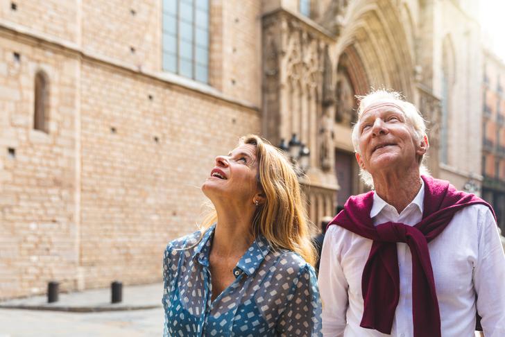 elderly couple-exploring-city