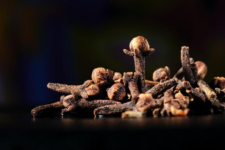 pile of dried clove