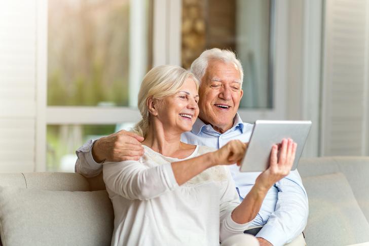 smiling senior-couple-using-tablet